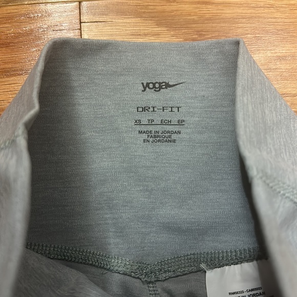 Nike Yoga Set - Picture 5 of 8